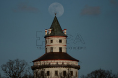 A moon comes out above the Hunting Lodge Humprech
